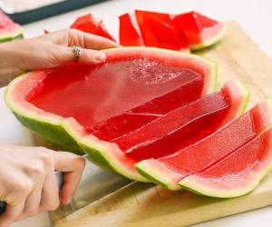 ژله هندوانه ای برای شب یلدا بسیار جذاب است