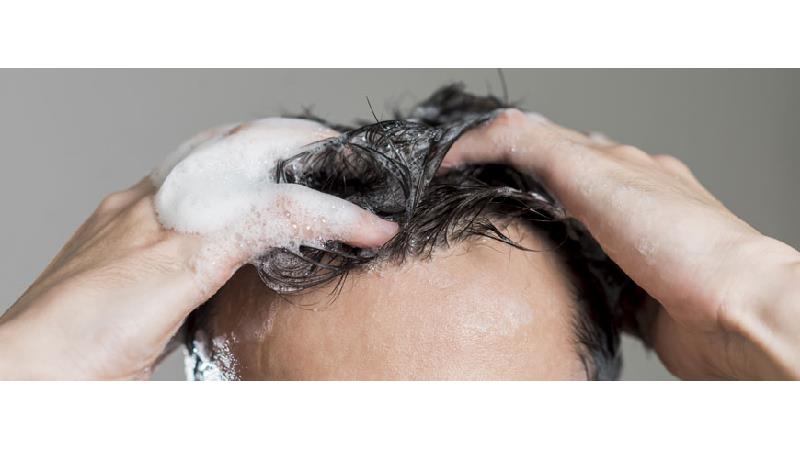 برای جلوگیری از ریزش مو از چه نوع شامپویی استفاده کنیم