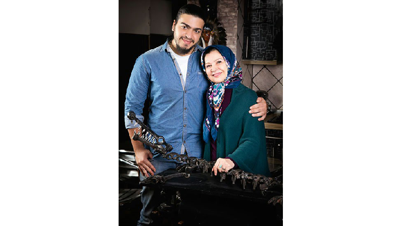 افسر اسدی در کنار پسرش هامون