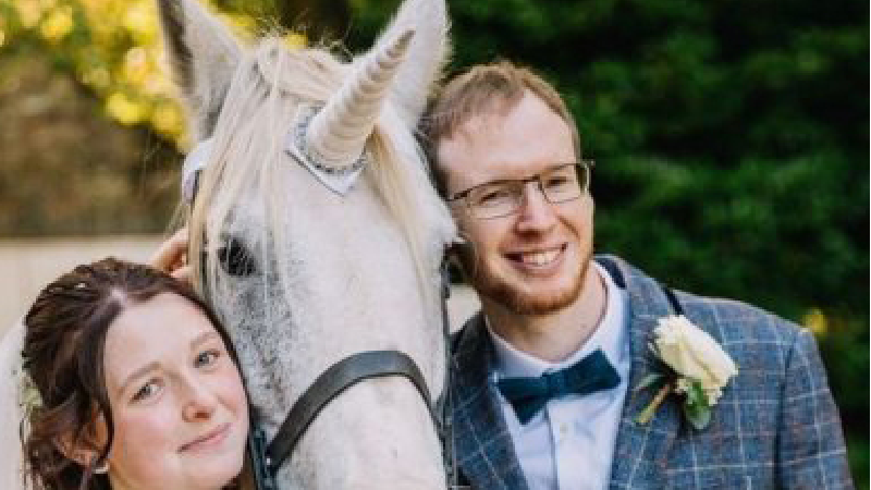 ازدواج عجیب دختر انگلیسی در روز فوت مادر