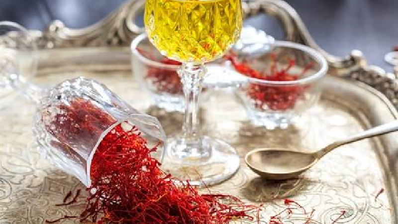 خاصیت‌های دمنوش زعفرانی از شادی‌آوری تا پیشگیری از سرطان 