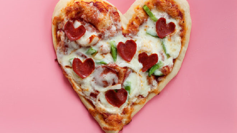 پیتزای خانگی؛ دستور کامل پخت و تمام فوت‌ و فن هایی که دانستن آنها ضروری است