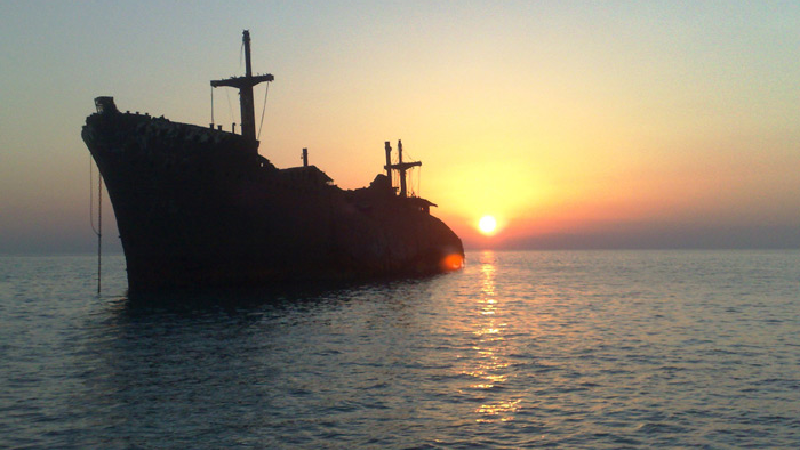 کشتی یونانی چرادر جزیره کیش به گل نشست