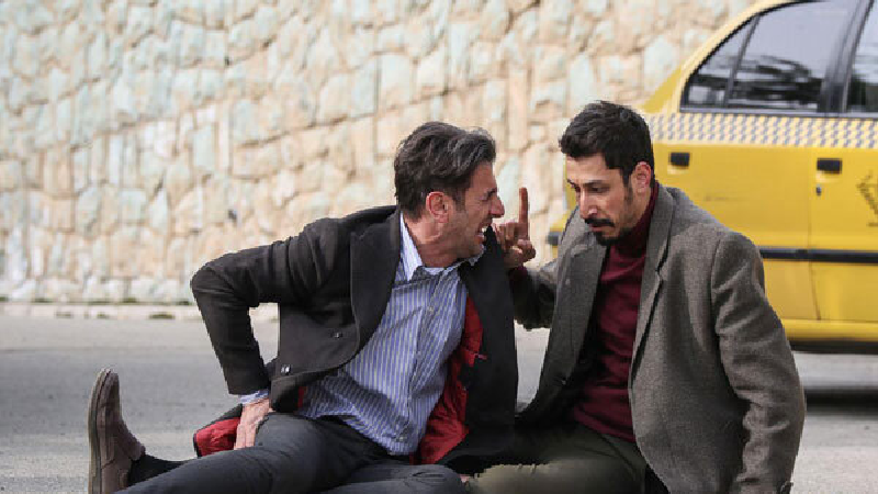 معرفی کامل فیلم کمدی چشم و گوش بسته؛  خلاصه داستان و بازیگران