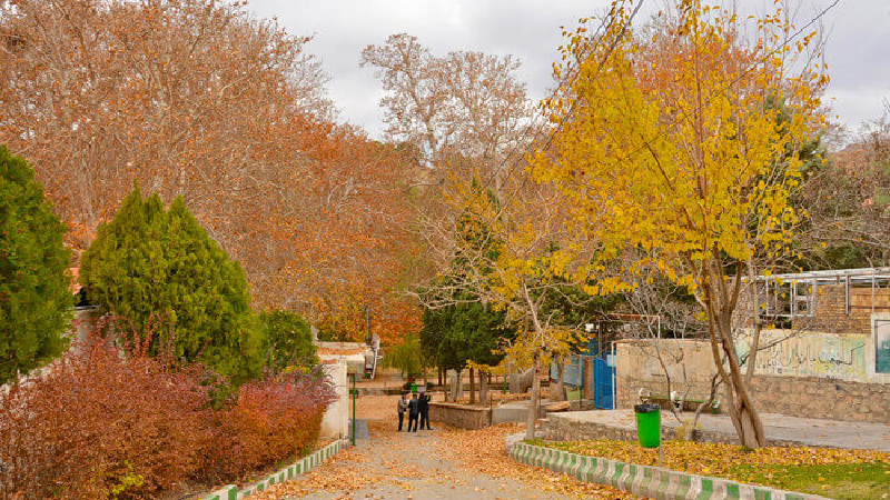 در پاییز به محلات سفر کنید