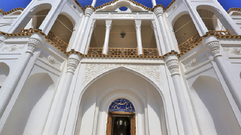 گردش شبانه در باغ فتح آباد