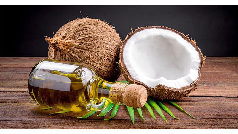 موهایتان را با  روغن نارگیل ماساژ بدهید