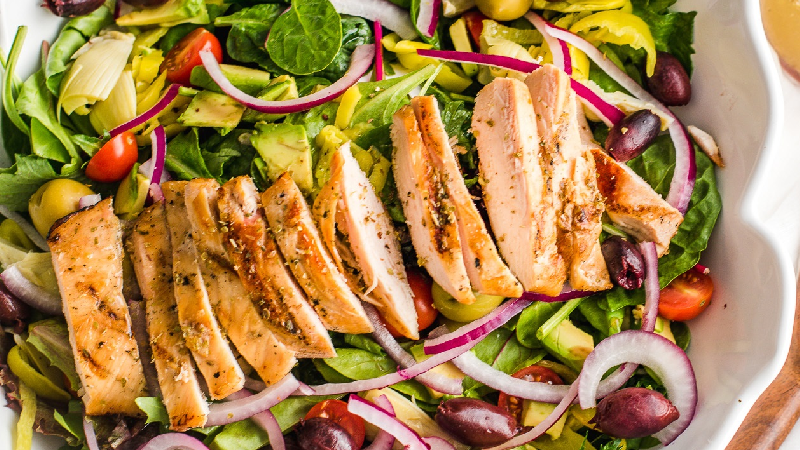 سالاد مرغ یونانی؛ غذای رژیمی با سینه مرغ مناسب برای شام