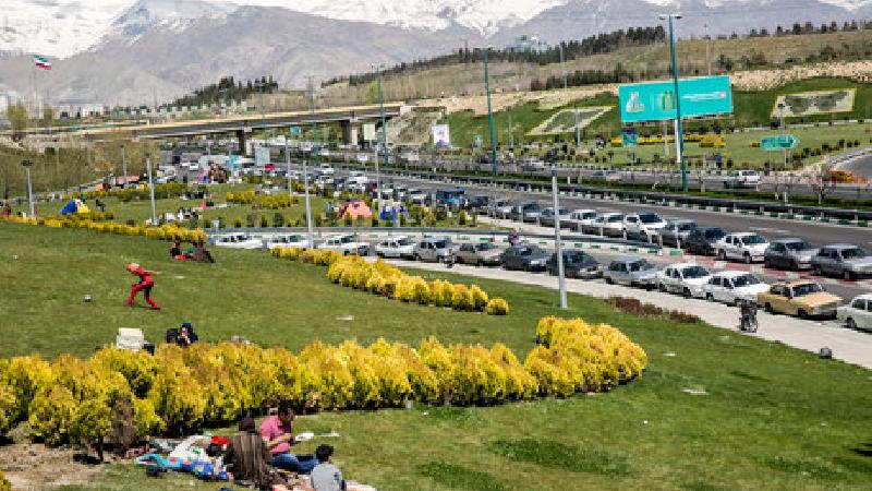 قدم زدن در میان برف‌های پارک پردیسان