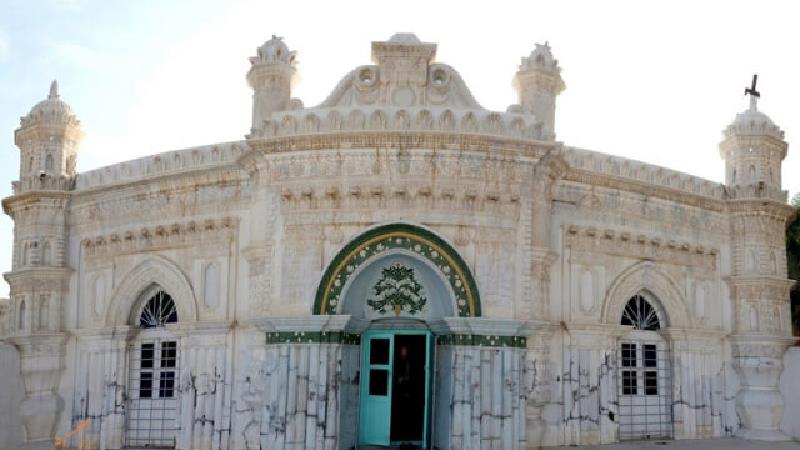 تماشای معماری هندی در مسجد رنگونی‌ها آبادان