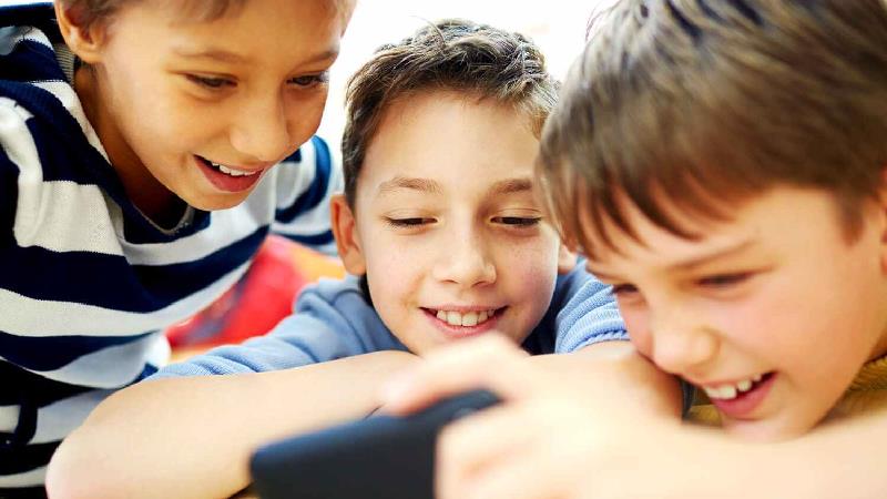 برای بچه‌ها از چه سنی گوشی هوشمند موبایل بخریم
