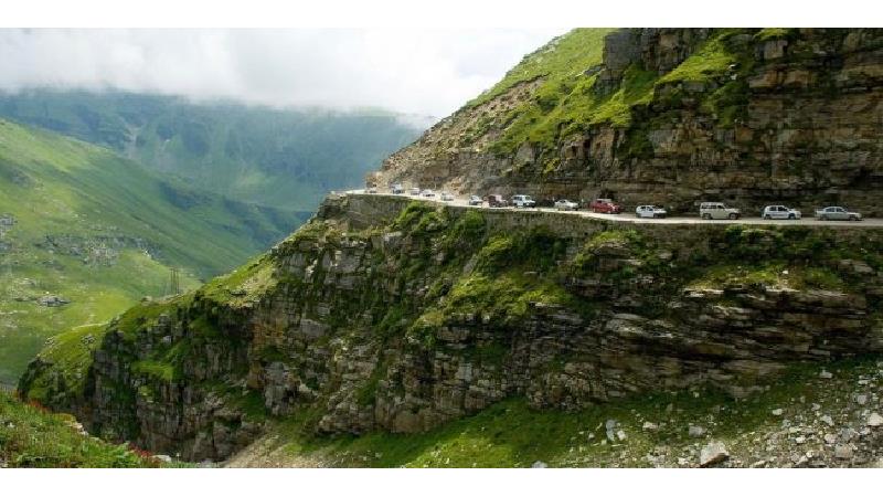 گذر از جاده زیبای حیران