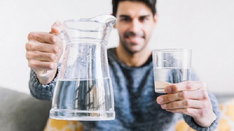 آب آشامیدنی یکی از ساده‌ترین راه‌ها برای جلوگیری از بروز و درمان سنگ‌های کلیوی است.