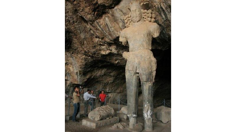 مجسمه شاپور در کازرون