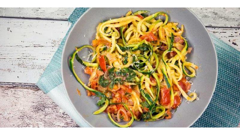 دستور پخت کامل پاستای کدو سبز به‌عنوان غذای رژیمی و کم کالری