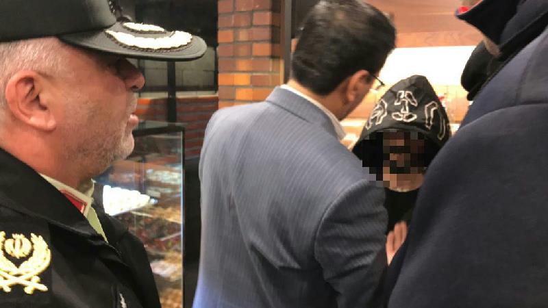 مرد مسلح همسرش را گروگان گرفت