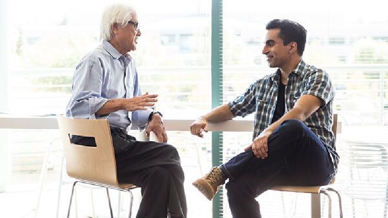 فرد مناسب برای مشورت کردن کیست