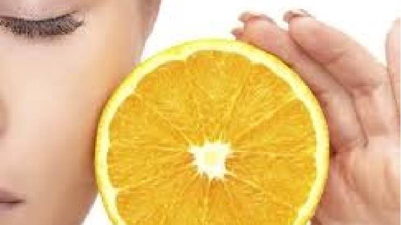 ویتامین سی چیزی است که پوست ما برای حفظ سلامتی خود به جز مصرف آب به آن نیاز دارد.