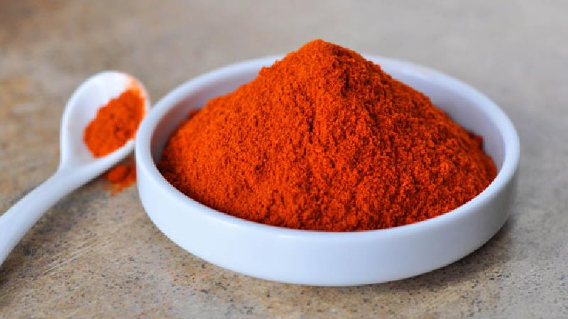پودر پاپریکا را می توان در غذاهای مختلف ریخت