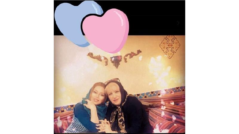 عکسی از ماندانا سوری و مادرش