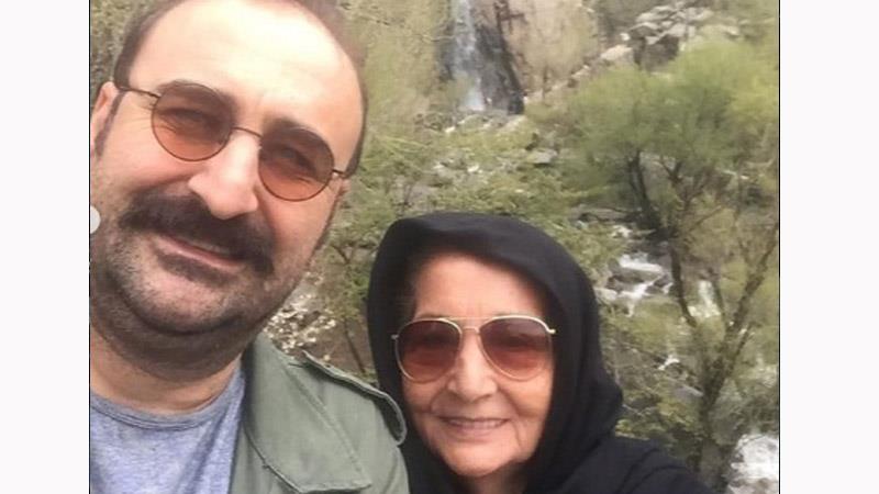 مهران احمدی در کنار مادر