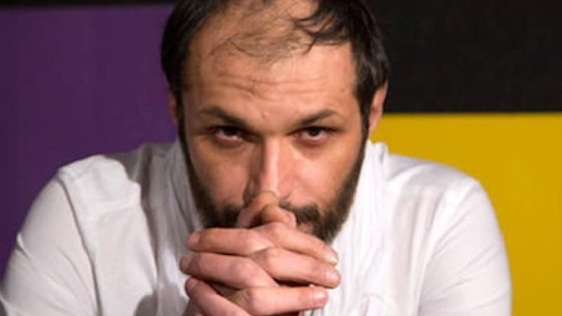 رامین پرچمی در زندان در یک نمایش بازی می کند