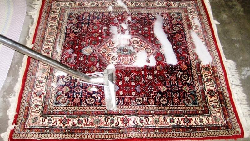 لکه ها را چگونه از روی فرش پاک کنیم