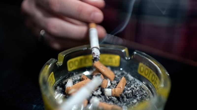 استعمال دخانیات اعم از کشیدن سیگار، قلیان و محصولات مشابه مانند استفاده از آدامس‌های تنباکو برای سلامت ریه‌ها و سلامت کلی بدن مضر است.