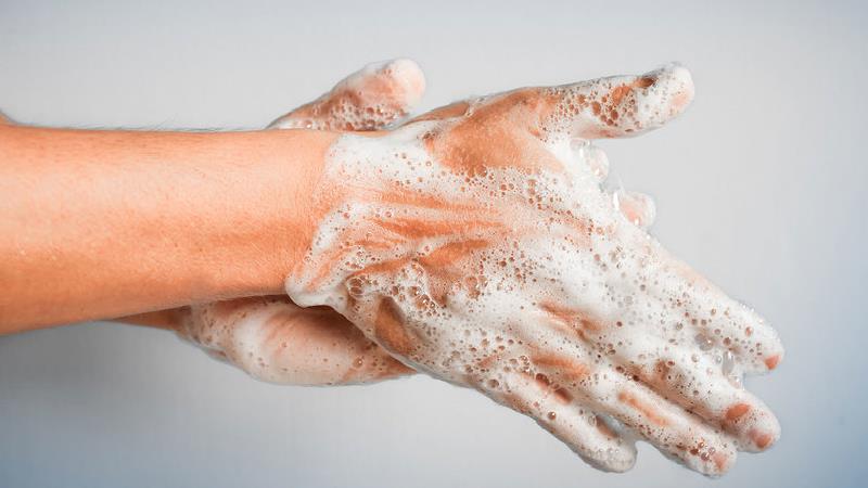 بلافاصله و فوراً  بعد از ورود به خانه، دست ها و صورت خود را با آب و صابون مایع حداقل به مدت نیم دقیقه با دقت بالا بشویید