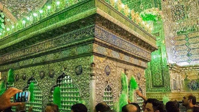 در میان مزار امامزادگان، شاهچراغ معروف‌ترین بنای مذهبی شیراز محسوب می‌شود.