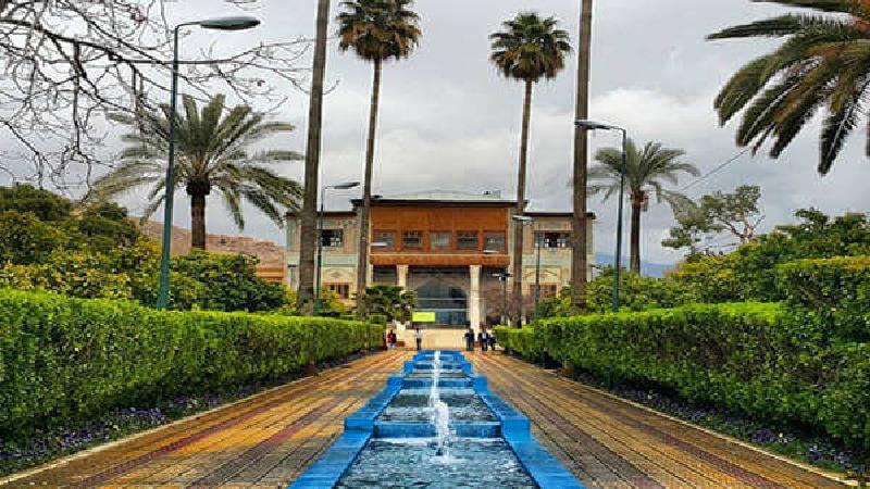 در باغ دلگشای شیراز قدم بزنید