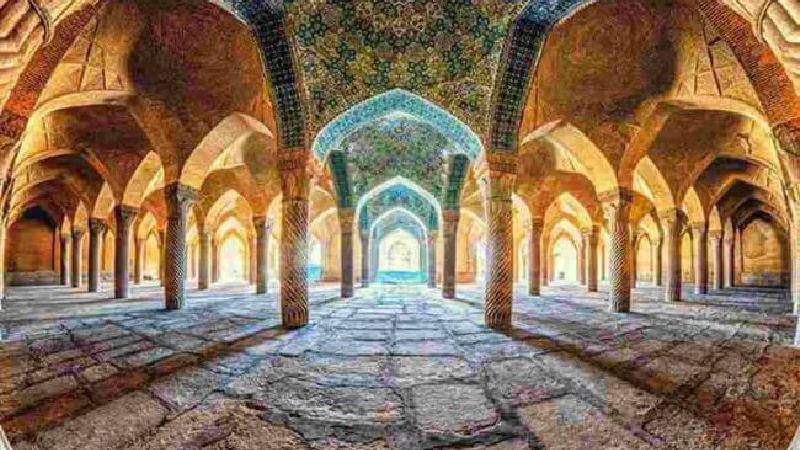  مسجد وکیل یا مسجد سلطانی که در چند قدمی بازار وکیل قرار گرفته