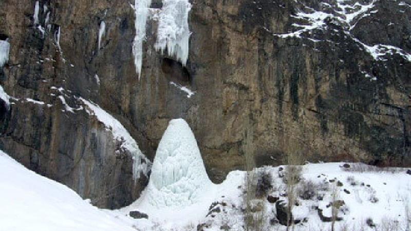 آبشار سنگان چه دیدنی هایی دارد