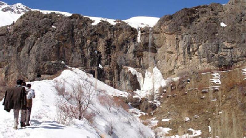 چه فصلی برای سفر به آبشار سنگان مناسب است