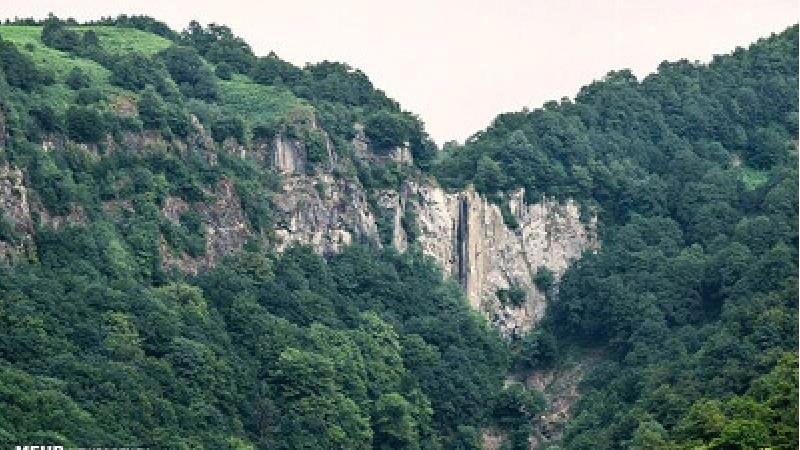 آبشار لاتون در استان گیلان واقع شده است