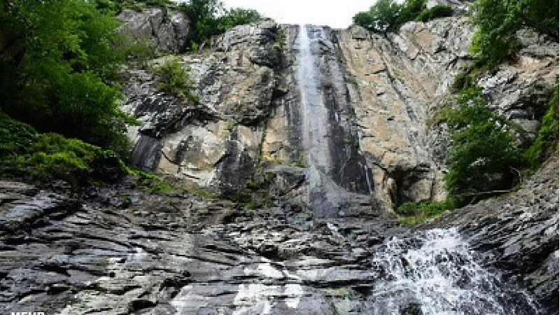 از زیبایی های آبشار لاتون لذت ببرید