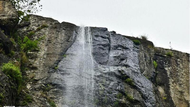 اواخر زمستان بهترین زمان سفر به آبشار لاتون است