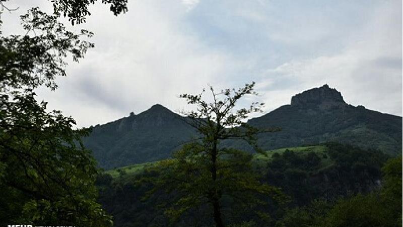 قلعه اسپیناس در نزدیکی آبشار لاتون قرار دارد