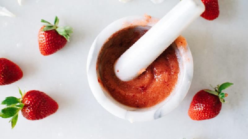 ماسک توت فرنگی را چه طور درست کنیم