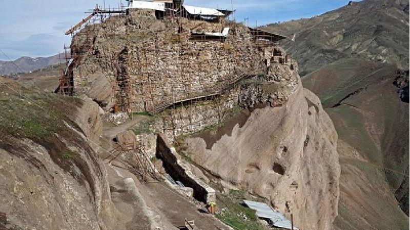 نمایی از قلعه الموت