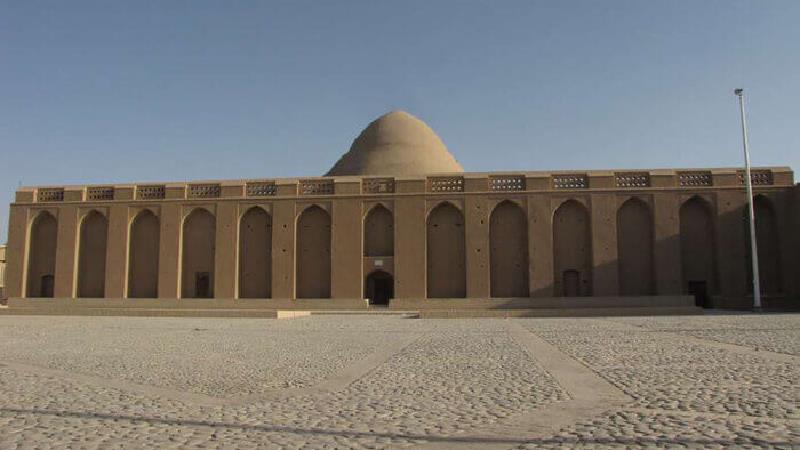 در فاصله ۵۰ کیلومتری از یزد، در نزدیکی شهر میبد، بزرگترین یخچال خشتی جهان با نام خانه یخی بنا شده است.