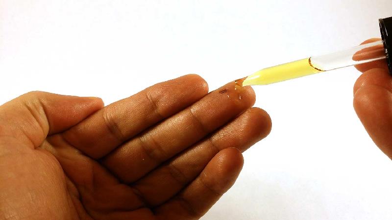 از روغن بادام برای پوست های خشک استفاده کنید