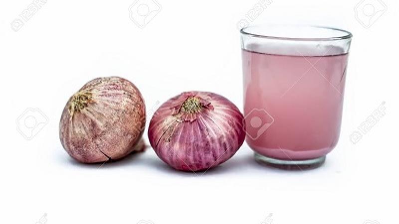 آب طبیعی پیاز حاوی ترکیبات گوگردی است که به تقویت ریشه ابرو‌ها و رشد آن‌ها کمک می‌کند.