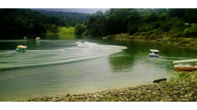 روستا و آب گرم لاویج از دیدنی های چمستان