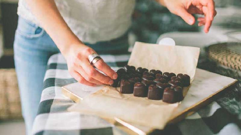 شکلات تلخ برای چه کسانی ضرر دارد