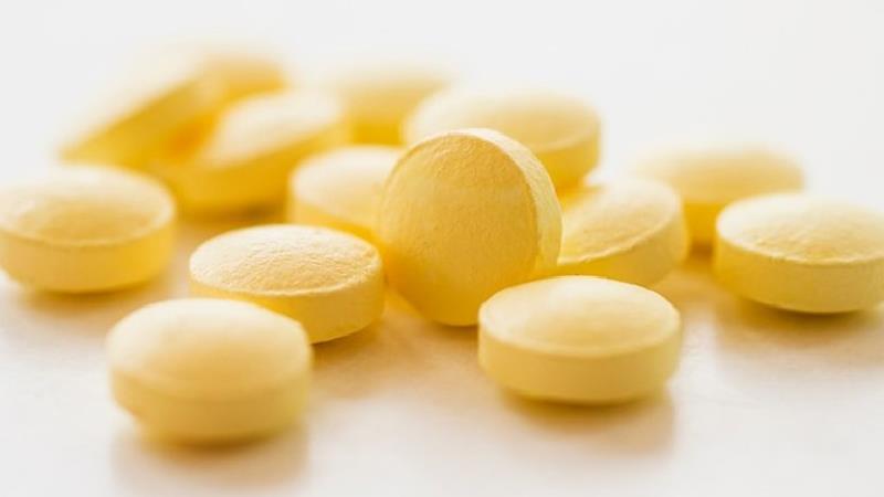 مولتی ویتامین با تجویز پزشک قبل از بارداری می تواند مفید باشد