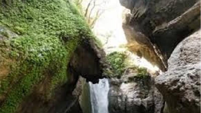 تنگه لی لی در کجا واقع شده است