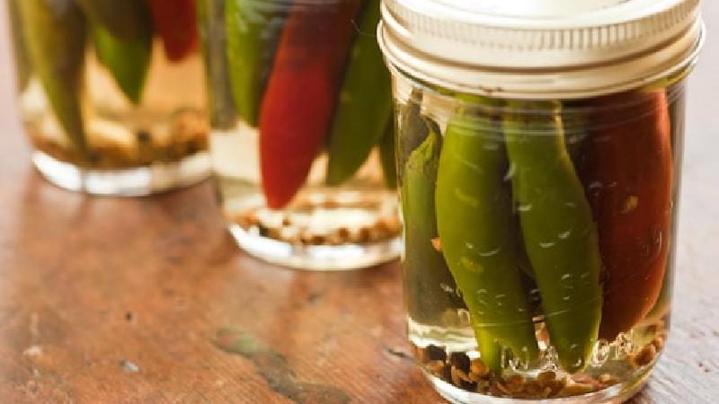 طرز تهیه ترشی فلفل را بخوانید