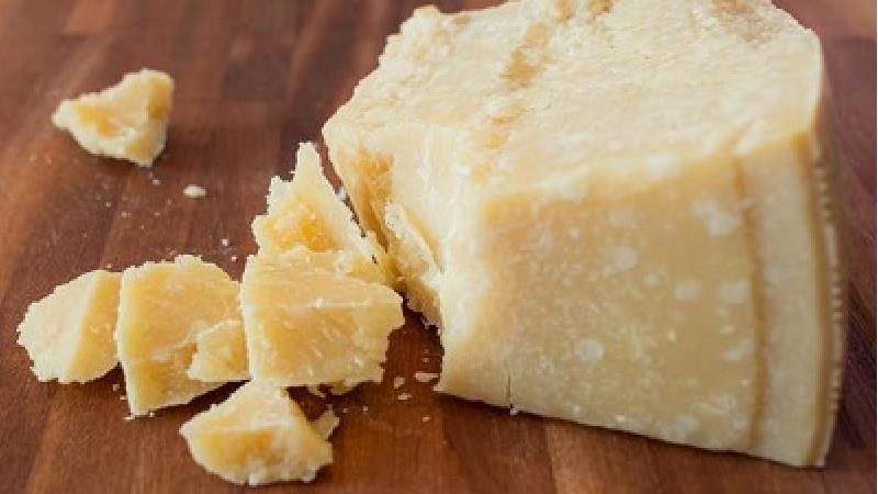 پنیر پارمیزان چه ویژگی هایی دارد