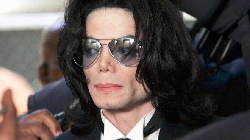 «مایکل جکسون» خواننده سرشناس آمریکایی که به سلطان پاپ معروف است نیز یکی از چهره‌های مطرحی است که افرادی ادعا کردند در سن کودکی بارها مورد سوء استفاده جنسی او قرار گرفته‌اند